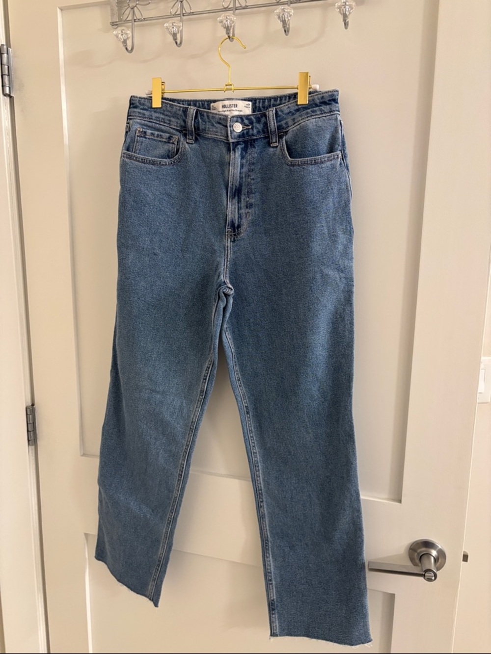 Hollister Ultra High-Rise 90s Straight Jeans in Medium Blue